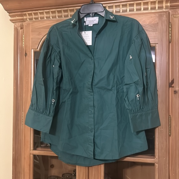 THE SHIRT BY ROCHELLE BEHRENS
Green Bara Shirt - Picture 7 of 10